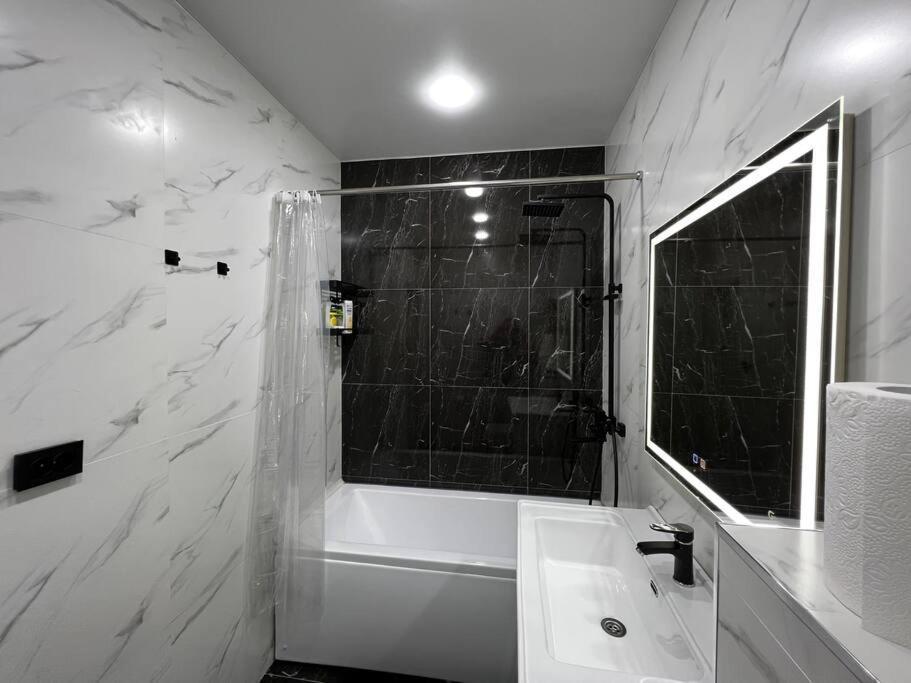 Entire Apartment In Central Нукус Экстерьер фото